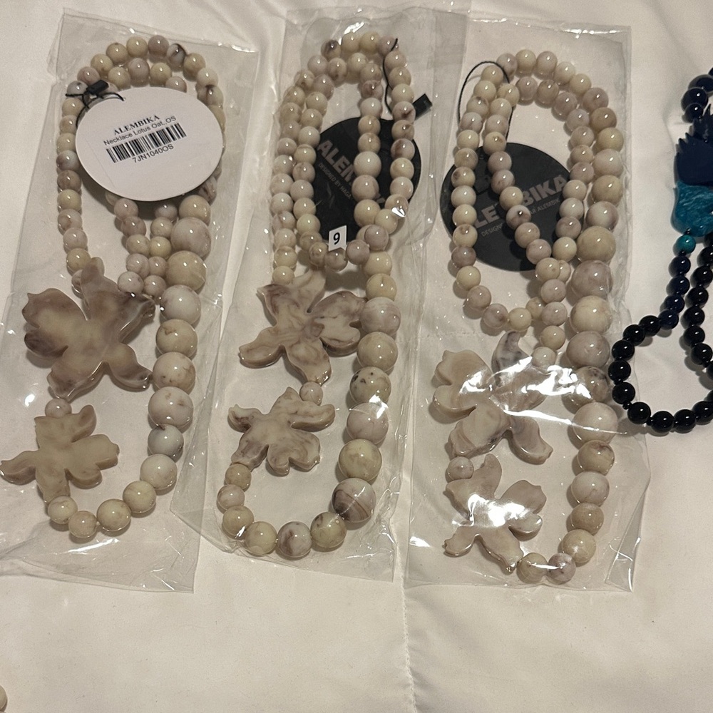Neutral Beige Shell Flower Bead Necklace - Unbranded